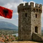 Pemandangan kota Berat di negara Albania dengan rumah tradisional dan pegunungan.